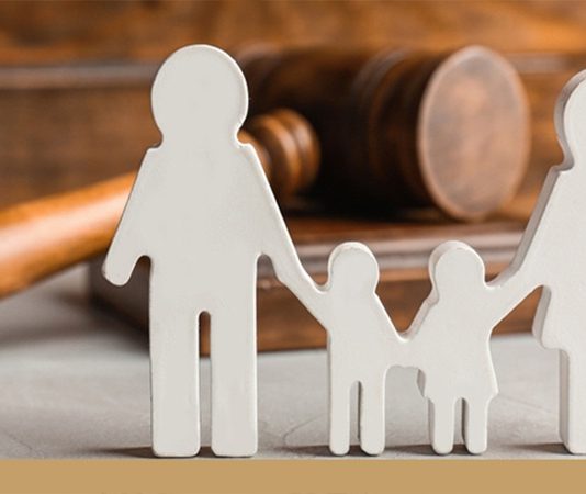 Türkiye’de aile hukuku kapsamında görülen boşanma davaları, son yıllarda hem toplumsal değişim hem de hukuki düzenlemeler nedeniyle önemli bir artış göstermektedir. Evlilik birliğinin sona erdirilmesine ilişkin süreçler, yalnızca tarafları değil, çocukları ve geniş aile yapısını da doğrudan etkilediği için hukuk sistemi içerisinde en hassas alanlardan biri olarak kabul edilmektedir. Konulu bir haber görseli.