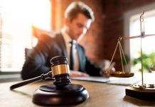 Hukuk dünyası, teknolojik gelişmeler, ekonomik değişimler ve toplumsal beklentilerin dönüşmesiyle birlikte önemli bir değişim sürecinden geçiyor. Bu süreç, yalnızca mahkeme uygulamalarını değil, aynı zamanda avukatlık mesleğinin çalışma biçimlerini, uzmanlık alanlarını ve müvekkil ilişkilerini de yeniden şekillendiriyor. Günümüzde hukuk büroları dijital sistemlere yatırım yaparken, genç avukatlar ise belirli alanlarda uzmanlaşarak rekabet avantajı elde etmeye çalışıyor. Değişen ihtiyaçlar doğrultusunda geliştirilen yeni hizmet modelleri, hem bireysel hem de kurumsal müvekkiller için daha hızlı ve erişilebilir çözümler sunuyor. Konulu bir haber görseli.