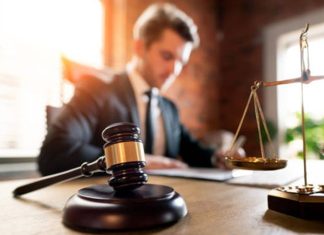 Hukuk dünyası, teknolojik gelişmeler, ekonomik değişimler ve toplumsal beklentilerin dönüşmesiyle birlikte önemli bir değişim sürecinden geçiyor. Bu süreç, yalnızca mahkeme uygulamalarını değil, aynı zamanda avukatlık mesleğinin çalışma biçimlerini, uzmanlık alanlarını ve müvekkil ilişkilerini de yeniden şekillendiriyor. Günümüzde hukuk büroları dijital sistemlere yatırım yaparken, genç avukatlar ise belirli alanlarda uzmanlaşarak rekabet avantajı elde etmeye çalışıyor. Değişen ihtiyaçlar doğrultusunda geliştirilen yeni hizmet modelleri, hem bireysel hem de kurumsal müvekkiller için daha hızlı ve erişilebilir çözümler sunuyor. Konulu bir haber görseli.