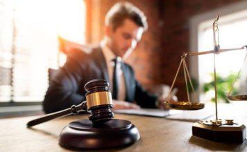 Avukatlık Mesleğinde Trendler Hukuk dünyası, teknolojik gelişmeler, ekonomik değişimler ve toplumsal beklentilerin dönüşmesiyle birlikte önemli bir değişim sürecinden geçiyor. Bu süreç, yalnızca mahkeme uygulamalarını değil, aynı zamanda avukatlık mesleğinin çalışma biçimlerini, uzmanlık alanlarını ve müvekkil ilişkilerini de yeniden şekillendiriyor. Günümüzde hukuk büroları dijital sistemlere yatırım yaparken, genç avukatlar ise belirli alanlarda uzmanlaşarak rekabet avantajı elde etmeye çalışıyor. Değişen ihtiyaçlar doğrultusunda geliştirilen yeni hizmet modelleri, hem bireysel hem de kurumsal müvekkiller için daha hızlı ve erişilebilir çözümler sunuyor. Konulu bir haber görseli.