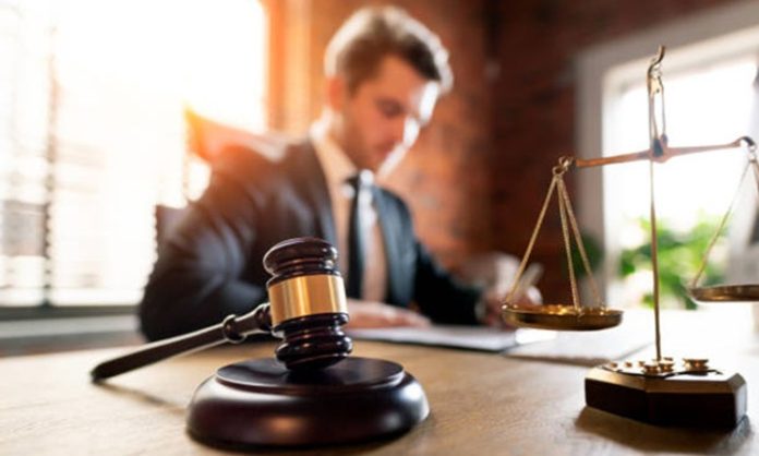 Avukatlık Mesleğinde Trendler Hukuk dünyası, teknolojik gelişmeler, ekonomik değişimler ve toplumsal beklentilerin dönüşmesiyle birlikte önemli bir değişim sürecinden geçiyor. Bu süreç, yalnızca mahkeme uygulamalarını değil, aynı zamanda avukatlık mesleğinin çalışma biçimlerini, uzmanlık alanlarını ve müvekkil ilişkilerini de yeniden şekillendiriyor. Günümüzde hukuk büroları dijital sistemlere yatırım yaparken, genç avukatlar ise belirli alanlarda uzmanlaşarak rekabet avantajı elde etmeye çalışıyor. Değişen ihtiyaçlar doğrultusunda geliştirilen yeni hizmet modelleri, hem bireysel hem de kurumsal müvekkiller için daha hızlı ve erişilebilir çözümler sunuyor. Konulu bir haber görseli.