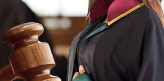 Avukatlıkta Uzmanlaşma Alanları Günümüz hukuk dünyasında artan dava çeşitliliği ve karmaşıklaşan mevzuat yapısı, avukatlık mesleği içinde uzmanlaşmayı zorunlu hale getirmiştir. Genel hukuk bilgisi artık tek başına yeterli görülmezken, belirli alanlarda derinleşen profesyoneller daha fazla tercih edilmektedir. Bu durum hukuk sistemi içinde uzmanlık temelli bir yapının güçlenmesine yol açmıştır. Konulu bir haber görseli.