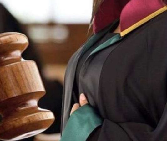 Günümüz hukuk dünyasında artan dava çeşitliliği ve karmaşıklaşan mevzuat yapısı, avukatlık mesleği içinde uzmanlaşmayı zorunlu hale getirmiştir. Genel hukuk bilgisi artık tek başına yeterli görülmezken, belirli alanlarda derinleşen profesyoneller daha fazla tercih edilmektedir. Bu durum hukuk sistemi içinde uzmanlık temelli bir yapının güçlenmesine yol açmıştır. Konulu bir haber görseli.