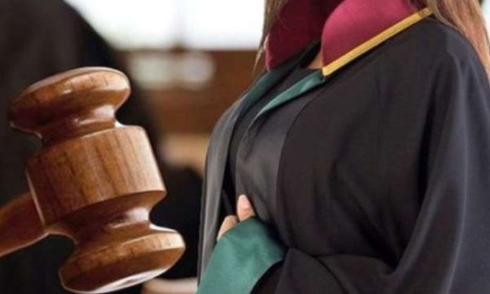 Günümüz hukuk dünyasında artan dava çeşitliliği ve karmaşıklaşan mevzuat yapısı, avukatlık mesleği içinde uzmanlaşmayı zorunlu hale getirmiştir. Genel hukuk bilgisi artık tek başına yeterli görülmezken, belirli alanlarda derinleşen profesyoneller daha fazla tercih edilmektedir. Bu durum hukuk sistemi içinde uzmanlık temelli bir yapının güçlenmesine yol açmıştır. Konulu bir haber görseli.