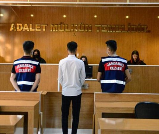 Türkiye’de duruşma süreçleri, son yıllarda yargı sisteminde yapılan dijital ve yapısal reformlarla birlikte önemli bir dönüşüm yaşıyor. Teknolojinin hukuk sektörü içerisine daha fazla entegre edilmesi, mahkeme salonlarındaki işleyişten dosya yönetimine kadar birçok alanı yeniden şekillendiriyor. Özellikle pandemi sonrası hız kazanan dijital uygulamalar, duruşmaların daha esnek, hızlı ve erişilebilir hale gelmesini sağlıyor. Konulu bir haber görseli.
