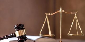 Son yıllarda dijital dönüşümün hız kazanmasıyla birlikte e-dava sistemi, Türkiye’de hukuk sektörü üzerinde önemli bir değişim yaratmaya başladı. Mahkemelerdeki işlemlerin elektronik ortama taşınması, hem yargı süreçlerinin hızlanmasına hem de avukatlık mesleğinin daha verimli hale gelmesine katkı sağlıyor. Fiziksel dosya döneminden dijital dosya sistemine geçiş, yalnızca teknik bir yenilik değil, aynı zamanda hukukun işleyiş biçimini de dönüştüren bir süreç olarak öne çıkıyor. Konulu bir haber görseli.