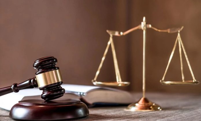Son yıllarda dijital dönüşümün hız kazanmasıyla birlikte e-dava sistemi, Türkiye’de hukuk sektörü üzerinde önemli bir değişim yaratmaya başladı. Mahkemelerdeki işlemlerin elektronik ortama taşınması, hem yargı süreçlerinin hızlanmasına hem de avukatlık mesleğinin daha verimli hale gelmesine katkı sağlıyor. Fiziksel dosya döneminden dijital dosya sistemine geçiş, yalnızca teknik bir yenilik değil, aynı zamanda hukukun işleyiş biçimini de dönüştüren bir süreç olarak öne çıkıyor. Konulu bir haber görseli.