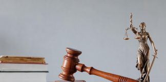 Son dönemde mahkemeler tarafından verilen yeni kararlar, tüketici hukuku alanında önemli değişimlere işaret etmektedir. Özellikle dijital alışverişin yaygınlaşması, garanti kapsamı tartışmaları ve iade süreçleri gibi konular, yargı kararlarının merkezinde yer almaktadır. Bu gelişmeler hukuk sistemi içinde tüketici haklarının daha güçlü korunmasına yönelik yeni bir yaklaşımın oluştuğunu göstermektedir. Konulu bir haber görseli.