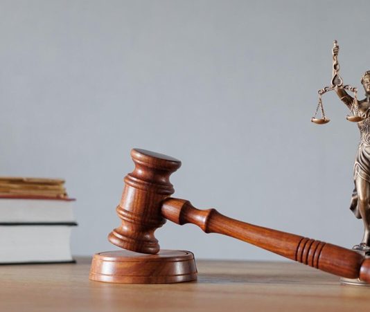 Son dönemde mahkemeler tarafından verilen yeni kararlar, tüketici hukuku alanında önemli değişimlere işaret etmektedir. Özellikle dijital alışverişin yaygınlaşması, garanti kapsamı tartışmaları ve iade süreçleri gibi konular, yargı kararlarının merkezinde yer almaktadır. Bu gelişmeler hukuk sistemi içinde tüketici haklarının daha güçlü korunmasına yönelik yeni bir yaklaşımın oluştuğunu göstermektedir. Konulu bir haber görseli.