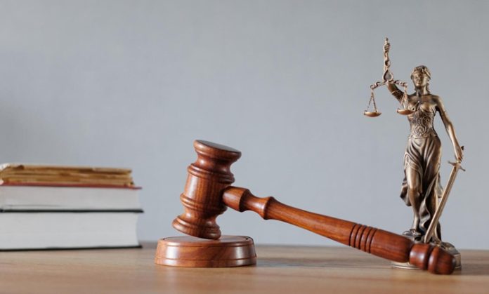 Fikri Mülkiyet Hukukunda Gelişmeler Son yıllarda yaşanan teknolojik dönüşüm, küreselleşme ve dijital içerik üretimindeki artış, fikri mülkiyet hukuku alanında önemli gelişmelere yol açmıştır. Özellikle marka, patent, telif ve tasarım haklarının korunmasına yönelik artan ihtiyaç, hukuk sistemi içinde bu alanın stratejik önemini daha da artırmıştır. Konulu bir haber görseli.