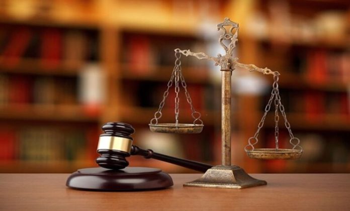 Gayrimenkul Hukukunda Davalar Son yıllarda artan şehirleşme, nüfus hareketliliği ve yatırım amaçlı alım-satım işlemleri, gayrimenkul hukuku alanında dava sayılarında belirgin bir artışa yol açmıştır. Özellikle tapu uyuşmazlıkları, kira anlaşmazlıkları ve mülkiyet ihtilafları, mahkemelerin en sık karşılaştığı dava türleri arasında yer almaktadır. Bu durum hukuk sistemi içerisinde gayrimenkul davalarının özel bir uzmanlık alanı haline gelmesini sağlamıştır. Konulu bir haber görseli.