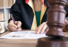 Hukuk fakültesinden mezun olduktan sonra meslek hayatına adım atan genç hukukçular için kariyer seçenekleri her geçen yıl daha da çeşitleniyor. Geleneksel olarak serbest çalışma veya bir hukuk bürosu bünyesinde görev alma seçenekleri ön planda olsa da günümüzde dijitalleşme, uluslararası ticaret, kurumsal danışmanlık ve teknoloji odaklı yeni çalışma modelleri sayesinde genç avukatlar çok daha geniş bir kariyer yelpazesine sahip oluyor. Değişen iş dünyası, yalnızca hukuki bilgiye değil aynı zamanda iletişim becerilerine, teknoloji kullanımına ve sürekli öğrenmeye açık profesyonellere ihtiyaç duyuyor. Konulu bir haber görseli.