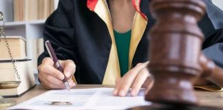 Hukuk fakültesinden mezun olduktan sonra meslek hayatına adım atan genç hukukçular için kariyer seçenekleri her geçen yıl daha da çeşitleniyor. Geleneksel olarak serbest çalışma veya bir hukuk bürosu bünyesinde görev alma seçenekleri ön planda olsa da günümüzde dijitalleşme, uluslararası ticaret, kurumsal danışmanlık ve teknoloji odaklı yeni çalışma modelleri sayesinde genç avukatlar çok daha geniş bir kariyer yelpazesine sahip oluyor. Değişen iş dünyası, yalnızca hukuki bilgiye değil aynı zamanda iletişim becerilerine, teknoloji kullanımına ve sürekli öğrenmeye açık profesyonellere ihtiyaç duyuyor. Konulu bir haber görseli.