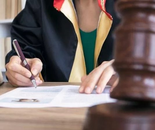Hukuk fakültesinden mezun olduktan sonra meslek hayatına adım atan genç hukukçular için kariyer seçenekleri her geçen yıl daha da çeşitleniyor. Geleneksel olarak serbest çalışma veya bir hukuk bürosu bünyesinde görev alma seçenekleri ön planda olsa da günümüzde dijitalleşme, uluslararası ticaret, kurumsal danışmanlık ve teknoloji odaklı yeni çalışma modelleri sayesinde genç avukatlar çok daha geniş bir kariyer yelpazesine sahip oluyor. Değişen iş dünyası, yalnızca hukuki bilgiye değil aynı zamanda iletişim becerilerine, teknoloji kullanımına ve sürekli öğrenmeye açık profesyonellere ihtiyaç duyuyor. Konulu bir haber görseli.