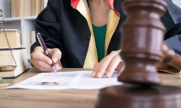 Hukuk fakültesinden mezun olduktan sonra meslek hayatına adım atan genç hukukçular için kariyer seçenekleri her geçen yıl daha da çeşitleniyor. Geleneksel olarak serbest çalışma veya bir hukuk bürosu bünyesinde görev alma seçenekleri ön planda olsa da günümüzde dijitalleşme, uluslararası ticaret, kurumsal danışmanlık ve teknoloji odaklı yeni çalışma modelleri sayesinde genç avukatlar çok daha geniş bir kariyer yelpazesine sahip oluyor. Değişen iş dünyası, yalnızca hukuki bilgiye değil aynı zamanda iletişim becerilerine, teknoloji kullanımına ve sürekli öğrenmeye açık profesyonellere ihtiyaç duyuyor. Konulu bir haber görseli.