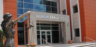 Türkiye’de son yıllarda hukuk eğitimi alan öğrenci sayısındaki artış, hukuk fakültesi mezunlarının durumu konusunu daha görünür hale getirmiştir. Her yıl binlerce mezun veren hukuk fakülteleri, iş gücü piyasasında hem fırsatları hem de yoğun rekabeti beraberinde getirmektedir. Bu durum hukuk sistemi içerisinde istihdam dengelerini doğrudan etkilemektedir. Konulu bir haber görseli.