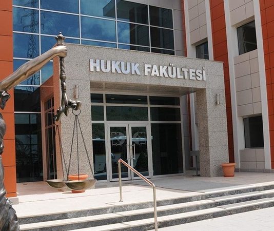 Türkiye’de son yıllarda hukuk eğitimi alan öğrenci sayısındaki artış, hukuk fakültesi mezunlarının durumu konusunu daha görünür hale getirmiştir. Her yıl binlerce mezun veren hukuk fakülteleri, iş gücü piyasasında hem fırsatları hem de yoğun rekabeti beraberinde getirmektedir. Bu durum hukuk sistemi içerisinde istihdam dengelerini doğrudan etkilemektedir. Konulu bir haber görseli.