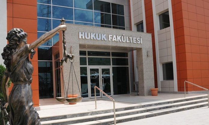 Hukuk Fakültesi Mezunlarının Durumu Türkiye’de son yıllarda hukuk eğitimi alan öğrenci sayısındaki artış, hukuk fakültesi mezunlarının durumu konusunu daha görünür hale getirmiştir. Her yıl binlerce mezun veren hukuk fakülteleri, iş gücü piyasasında hem fırsatları hem de yoğun rekabeti beraberinde getirmektedir. Bu durum hukuk sistemi içerisinde istihdam dengelerini doğrudan etkilemektedir. Konulu bir haber görseli.