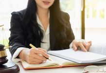 Hukuk alanında başarılı bir meslek yolculuğu oluşturmak, yalnızca diploma almakla sınırlı olmayan çok yönlü bir süreci ifade eder. Hukukta kariyer planlama stratejileri, öğrencilik döneminden itibaren doğru adımların atılmasını gerektirir. Bu süreç, hem hukuk sistemi içinde yer edinmeyi hem de uzun vadeli mesleki gelişimi kapsar. Konulu bir haber görseli.