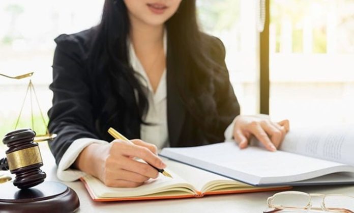 Hukuk alanında başarılı bir meslek yolculuğu oluşturmak, yalnızca diploma almakla sınırlı olmayan çok yönlü bir süreci ifade eder. Hukukta kariyer planlama stratejileri, öğrencilik döneminden itibaren doğru adımların atılmasını gerektirir. Bu süreç, hem hukuk sistemi içinde yer edinmeyi hem de uzun vadeli mesleki gelişimi kapsar. Konulu bir haber görseli.
