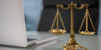 Türkiye’de iş hukuku alanında verilen güncel yargı kararları, çalışma hayatının şekillenmesinde ve işçi-işveren ilişkilerinin düzenlenmesinde önemli bir rol oynamaya devam ediyor. Mahkemelerin verdiği kararlar, hem bireysel uyuşmazlıklarda hem de kurumsal uygulamalarda yol gösterici nitelik taşıyor. Bu gelişmeler, hukuk sektörü içinde iş hukukunun sürekli değişen ve güncellenen bir alan olduğunu ortaya koyuyor. Konulu bir haber görseli.