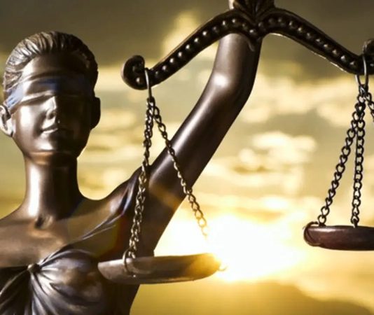 Son yıllarda artan konut talebi, ekonomik dalgalanmalar ve şehirleşme baskısı, kira uyuşmazlıkları alanında ciddi bir artışa yol açmıştır. Kiracı ve ev sahibi arasındaki ilişkilerde yaşanan anlaşmazlıklar, mahkemelerin en yoğun dosya türlerinden biri haline gelmiştir. Bu durum hukuk sistemi içerisinde kira hukukunun daha fazla önem kazanmasına neden olmuştur. Konulu bir haber görseli.