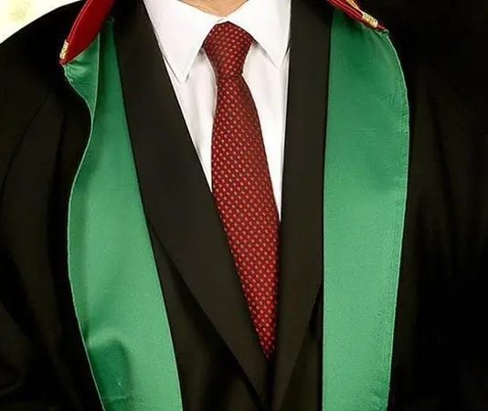 Kurumsal Hukuk Bürolarının Yükselişi Son yıllarda ekonomik büyüme, küreselleşme ve artan ticari faaliyetler, kurumsal hukuk bürolarının hukuk piyasasında daha görünür hale gelmesine neden olmuştur. Özellikle büyük ölçekli şirketlerin artması ve uluslararası yatırım hareketliliği, hukuk hizmetlerine olan ihtiyacı daha karmaşık ve sürekli bir yapıya dönüştürmüştür. Bu durum hukuk sistemi içerisinde kurumsallaşmanın önemini artırmıştır. Konulu bir haber görseli.