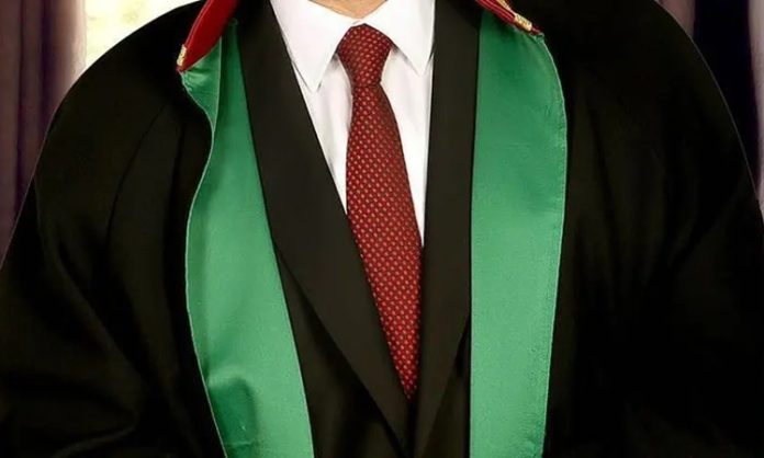 Son yıllarda ekonomik büyüme, küreselleşme ve artan ticari faaliyetler, kurumsal hukuk bürolarının hukuk piyasasında daha görünür hale gelmesine neden olmuştur. Özellikle büyük ölçekli şirketlerin artması ve uluslararası yatırım hareketliliği, hukuk hizmetlerine olan ihtiyacı daha karmaşık ve sürekli bir yapıya dönüştürmüştür. Bu durum hukuk sistemi içerisinde kurumsallaşmanın önemini artırmıştır. Konulu bir haber görseli.