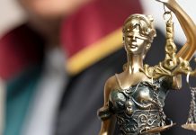 Türkiye’de medeni hukuk, bireyler arasındaki özel ilişkileri düzenleyen en temel hukuk dallarından biri olarak hukuk sistemi içinde önemli bir yer tutuyor. Aile ilişkilerinden mülkiyet haklarına, borç ilişkilerinden miras hukukuna kadar geniş bir alanı kapsayan bu dal, hem günlük yaşamı hem de toplumsal düzeni doğrudan etkiliyor. Bu nedenle hukuk sektörü içerisinde medeni hukuk davaları, en sık karşılaşılan uyuşmazlık türleri arasında yer alıyor. Konulu bir haber görseli.