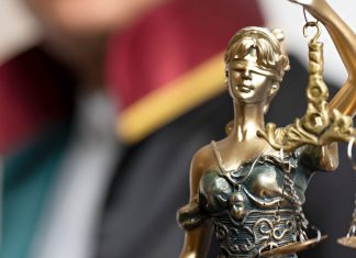 Medeni Hukukta Öne Çıkan Konular Türkiye’de medeni hukuk, bireyler arasındaki özel ilişkileri düzenleyen en temel hukuk dallarından biri olarak hukuk sistemi içinde önemli bir yer tutuyor. Aile ilişkilerinden mülkiyet haklarına, borç ilişkilerinden miras hukukuna kadar geniş bir alanı kapsayan bu dal, hem günlük yaşamı hem de toplumsal düzeni doğrudan etkiliyor. Bu nedenle hukuk sektörü içerisinde medeni hukuk davaları, en sık karşılaşılan uyuşmazlık türleri arasında yer alıyor. Konulu bir haber görseli.