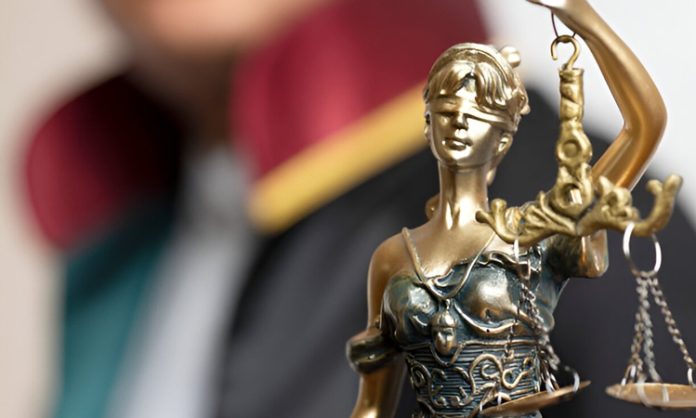 Medeni Hukukta Öne Çıkan Konular Türkiye’de medeni hukuk, bireyler arasındaki özel ilişkileri düzenleyen en temel hukuk dallarından biri olarak hukuk sistemi içinde önemli bir yer tutuyor. Aile ilişkilerinden mülkiyet haklarına, borç ilişkilerinden miras hukukuna kadar geniş bir alanı kapsayan bu dal, hem günlük yaşamı hem de toplumsal düzeni doğrudan etkiliyor. Bu nedenle hukuk sektörü içerisinde medeni hukuk davaları, en sık karşılaşılan uyuşmazlık türleri arasında yer alıyor. Konulu bir haber görseli.