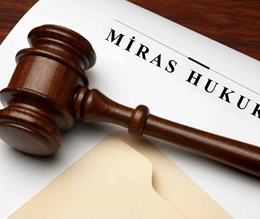 Türkiye’de miras hukuku, son yıllarda Yargıtay ve yerel mahkemeler tarafından verilen yeni içtihatlarla birlikte önemli bir dönüşüm sürecine girmiştir. Miras paylaşımı, vasiyetname geçerliliği ve mirasçılık haklarına ilişkin verilen kararlar, hem hukuk sistemi hem de bireylerin mülkiyet hakları açısından belirleyici bir rol oynamaktadır. Konulu bir haber görseli.