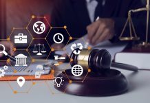 Sosyal medyanın günlük yaşamın merkezine yerleşmesiyle birlikte hukuk sistemi içerisinde yeni tartışma alanları ortaya çıkmıştır. Paylaşımlar, yorumlar ve dijital etkileşimler artık yalnızca kişisel ifade alanı olarak değil, aynı zamanda hukuki sorumluluk doğuran davranışlar olarak değerlendirilmektedir. Bu durum özellikle bireylerin dijital ortamda daha dikkatli hareket etmesini zorunlu kılmaktadır. Konulu bir haber görseli.