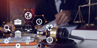 Sosyal medyanın günlük yaşamın merkezine yerleşmesiyle birlikte hukuk sistemi içerisinde yeni tartışma alanları ortaya çıkmıştır. Paylaşımlar, yorumlar ve dijital etkileşimler artık yalnızca kişisel ifade alanı olarak değil, aynı zamanda hukuki sorumluluk doğuran davranışlar olarak değerlendirilmektedir. Bu durum özellikle bireylerin dijital ortamda daha dikkatli hareket etmesini zorunlu kılmaktadır. Konulu bir haber görseli.