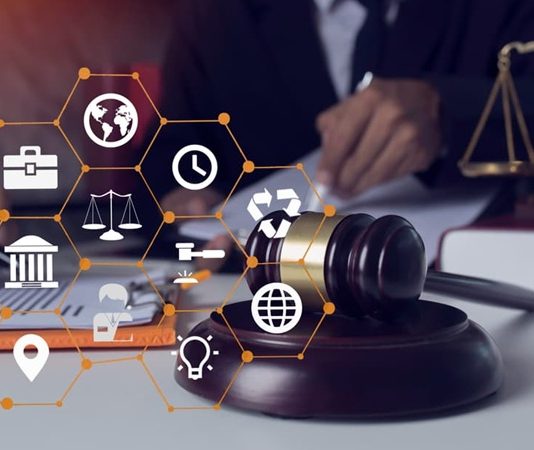 Sosyal medyanın günlük yaşamın merkezine yerleşmesiyle birlikte hukuk sistemi içerisinde yeni tartışma alanları ortaya çıkmıştır. Paylaşımlar, yorumlar ve dijital etkileşimler artık yalnızca kişisel ifade alanı olarak değil, aynı zamanda hukuki sorumluluk doğuran davranışlar olarak değerlendirilmektedir. Bu durum özellikle bireylerin dijital ortamda daha dikkatli hareket etmesini zorunlu kılmaktadır. Konulu bir haber görseli.