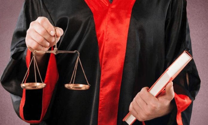 Günümüzde ticari uyuşmazlıkların artmasıyla birlikte tahkim süreçleri, geleneksel mahkeme yargılamalarına alternatif bir çözüm yolu olarak daha fazla tercih edilmektedir. Özellikle uluslararası ticaretin büyümesi, taraflar arasında hızlı ve gizli bir çözüm mekanizması ihtiyacını doğurmuştur. Bu noktada hukuk sistemi içinde tahkim, esnek yapısıyla dikkat çekmektedir. Konulu bir haber görseli.