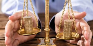 Türkiye’de ticaret hukuku, ekonomik faaliyetlerin hızla değişmesi, dijitalleşmenin yaygınlaşması ve uluslararası ticaret hacminin artmasıyla birlikte önemli bir dönüşüm sürecine girmiş durumda. Yeni düzenlemeler, şirketlerin işleyişinden sözleşme yapısına, şirket birleşmelerinden dijital ticaret uygulamalarına kadar geniş bir alanı kapsıyor. Bu gelişmeler, hem hukuk sektörü hem de iş dünyası açısından daha güncel ve uyumlu bir yapının oluşmasına katkı sağlıyor. Konulu bir haber görseli.