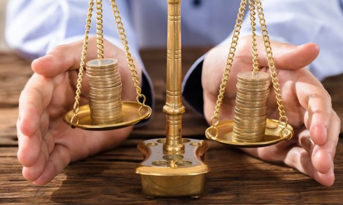 Ticaret Hukukunda Yeni Düzenlemeler Türkiye’de ticaret hukuku, ekonomik faaliyetlerin hızla değişmesi, dijitalleşmenin yaygınlaşması ve uluslararası ticaret hacminin artmasıyla birlikte önemli bir dönüşüm sürecine girmiş durumda. Yeni düzenlemeler, şirketlerin işleyişinden sözleşme yapısına, şirket birleşmelerinden dijital ticaret uygulamalarına kadar geniş bir alanı kapsıyor. Bu gelişmeler, hem hukuk sektörü hem de iş dünyası açısından daha güncel ve uyumlu bir yapının oluşmasına katkı sağlıyor. Konulu bir haber görseli.