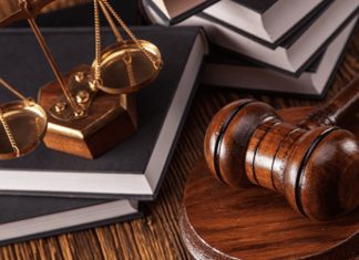 Türkiye'de hukuk sektörü, son yıllarda hem teknolojik dönüşüm hem de ekonomik ve toplumsal gelişmeler doğrultusunda önemli bir değişim sürecinden geçiyor. Artan ticari faaliyetler, dijitalleşme, uluslararası yatırımlar ve bireylerin hukuki haklarına yönelik farkındalığının yükselmesi, hukuk hizmetlerine olan talebi her geçen gün artırıyor. Bu gelişmeler doğrultusunda faaliyet gösteren hukuk büroları, yalnızca dava süreçlerine odaklanmak yerine danışmanlık, risk yönetimi ve alternatif uyuşmazlık çözüm yöntemleri gibi alanlarda da hizmet vermeye başladı. Konulu bir haber görseli.