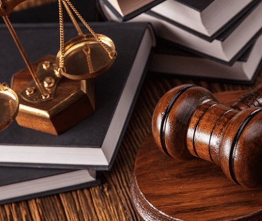 Türkiye'de hukuk sektörü, son yıllarda hem teknolojik dönüşüm hem de ekonomik ve toplumsal gelişmeler doğrultusunda önemli bir değişim sürecinden geçiyor. Artan ticari faaliyetler, dijitalleşme, uluslararası yatırımlar ve bireylerin hukuki haklarına yönelik farkındalığının yükselmesi, hukuk hizmetlerine olan talebi her geçen gün artırıyor. Bu gelişmeler doğrultusunda faaliyet gösteren hukuk büroları, yalnızca dava süreçlerine odaklanmak yerine danışmanlık, risk yönetimi ve alternatif uyuşmazlık çözüm yöntemleri gibi alanlarda da hizmet vermeye başladı. Konulu bir haber görseli.