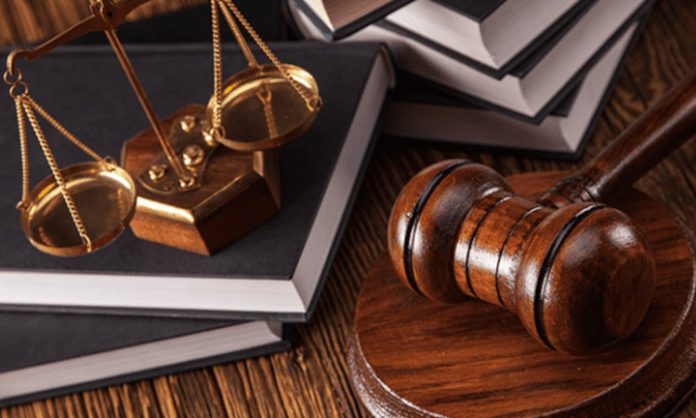 Türkiye'de hukuk sektörü, son yıllarda hem teknolojik dönüşüm hem de ekonomik ve toplumsal gelişmeler doğrultusunda önemli bir değişim sürecinden geçiyor. Artan ticari faaliyetler, dijitalleşme, uluslararası yatırımlar ve bireylerin hukuki haklarına yönelik farkındalığının yükselmesi, hukuk hizmetlerine olan talebi her geçen gün artırıyor. Bu gelişmeler doğrultusunda faaliyet gösteren hukuk büroları, yalnızca dava süreçlerine odaklanmak yerine danışmanlık, risk yönetimi ve alternatif uyuşmazlık çözüm yöntemleri gibi alanlarda da hizmet vermeye başladı. Konulu bir haber görseli.