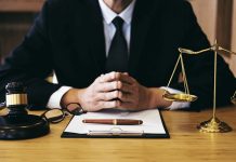 Türkiye'de avukatlık mesleği, değişen hukuki ihtiyaçlar, teknolojik gelişmeler ve yargı sisteminin daha etkin işlemesini hedefleyen yeni uygulamalar doğrultusunda sürekli olarak güncelleniyor. Yapılan düzenlemeler, hem avukatların çalışma koşullarını hem de vatandaşların hukuki hizmetlere erişimini doğrudan etkiliyor. Son yıllarda dijital dönüşümün hız kazanması, alternatif uyuşmazlık çözüm yöntemlerinin yaygınlaşması ve meslek standartlarının geliştirilmesine yönelik adımlar, hukuk sektörü içerisinde önemli değişimlerin yaşanmasına neden oluyor. Konulu bir haber görseli.