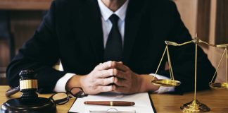 Türkiye'de avukatlık mesleği, değişen hukuki ihtiyaçlar, teknolojik gelişmeler ve yargı sisteminin daha etkin işlemesini hedefleyen yeni uygulamalar doğrultusunda sürekli olarak güncelleniyor. Yapılan düzenlemeler, hem avukatların çalışma koşullarını hem de vatandaşların hukuki hizmetlere erişimini doğrudan etkiliyor. Son yıllarda dijital dönüşümün hız kazanması, alternatif uyuşmazlık çözüm yöntemlerinin yaygınlaşması ve meslek standartlarının geliştirilmesine yönelik adımlar, hukuk sektörü içerisinde önemli değişimlerin yaşanmasına neden oluyor. Konulu bir haber görseli.