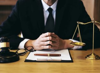 Yeni Avukatlık Düzenlemeleri ve Değişiklikler Türkiye'de avukatlık mesleği, değişen hukuki ihtiyaçlar, teknolojik gelişmeler ve yargı sisteminin daha etkin işlemesini hedefleyen yeni uygulamalar doğrultusunda sürekli olarak güncelleniyor. Yapılan düzenlemeler, hem avukatların çalışma koşullarını hem de vatandaşların hukuki hizmetlere erişimini doğrudan etkiliyor. Son yıllarda dijital dönüşümün hız kazanması, alternatif uyuşmazlık çözüm yöntemlerinin yaygınlaşması ve meslek standartlarının geliştirilmesine yönelik adımlar, hukuk sektörü içerisinde önemli değişimlerin yaşanmasına neden oluyor. Konulu bir haber görseli.