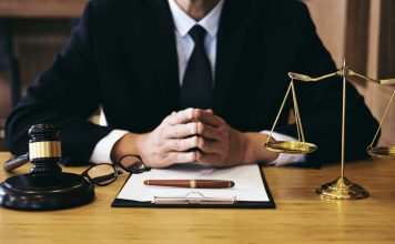 Yeni Avukatlık Düzenlemeleri ve Değişiklikler Türkiye'de avukatlık mesleği, değişen hukuki ihtiyaçlar, teknolojik gelişmeler ve yargı sisteminin daha etkin işlemesini hedefleyen yeni uygulamalar doğrultusunda sürekli olarak güncelleniyor. Yapılan düzenlemeler, hem avukatların çalışma koşullarını hem de vatandaşların hukuki hizmetlere erişimini doğrudan etkiliyor. Son yıllarda dijital dönüşümün hız kazanması, alternatif uyuşmazlık çözüm yöntemlerinin yaygınlaşması ve meslek standartlarının geliştirilmesine yönelik adımlar, hukuk sektörü içerisinde önemli değişimlerin yaşanmasına neden oluyor. Konulu bir haber görseli.