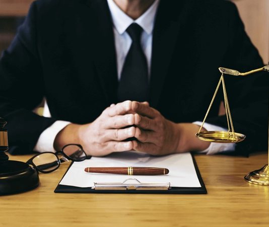 Türkiye'de avukatlık mesleği, değişen hukuki ihtiyaçlar, teknolojik gelişmeler ve yargı sisteminin daha etkin işlemesini hedefleyen yeni uygulamalar doğrultusunda sürekli olarak güncelleniyor. Yapılan düzenlemeler, hem avukatların çalışma koşullarını hem de vatandaşların hukuki hizmetlere erişimini doğrudan etkiliyor. Son yıllarda dijital dönüşümün hız kazanması, alternatif uyuşmazlık çözüm yöntemlerinin yaygınlaşması ve meslek standartlarının geliştirilmesine yönelik adımlar, hukuk sektörü içerisinde önemli değişimlerin yaşanmasına neden oluyor. Konulu bir haber görseli.