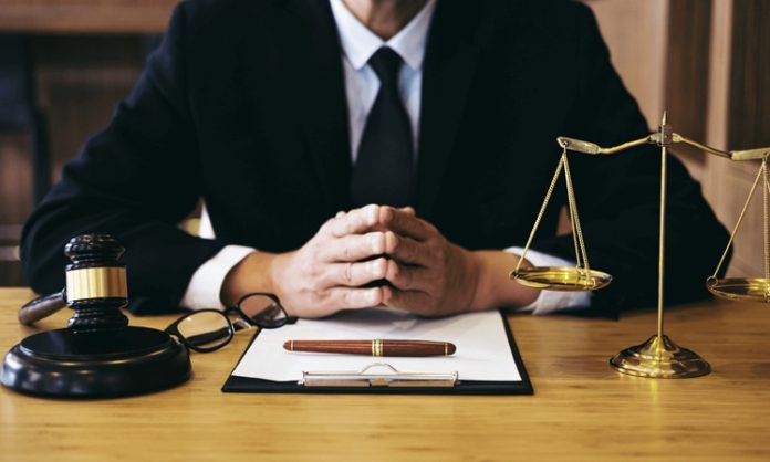 Türkiye'de avukatlık mesleği, değişen hukuki ihtiyaçlar, teknolojik gelişmeler ve yargı sisteminin daha etkin işlemesini hedefleyen yeni uygulamalar doğrultusunda sürekli olarak güncelleniyor. Yapılan düzenlemeler, hem avukatların çalışma koşullarını hem de vatandaşların hukuki hizmetlere erişimini doğrudan etkiliyor. Son yıllarda dijital dönüşümün hız kazanması, alternatif uyuşmazlık çözüm yöntemlerinin yaygınlaşması ve meslek standartlarının geliştirilmesine yönelik adımlar, hukuk sektörü içerisinde önemli değişimlerin yaşanmasına neden oluyor. Konulu bir haber görseli.