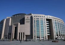 Dijital dönüşümün hız kazanmasıyla birlikte kamu hizmetlerinde teknoloji odaklı uygulamalar her geçen gün daha fazla yaygınlaşmaktadır. Bu değişimden en çok etkilenen alanlardan biri de yargı sistemi olmuştur. Günümüzde adliyeler, elektronik belge yönetiminden çevrim içi başvuru sistemlerine, dijital arşivlerden güvenlik teknolojilerine kadar birçok yeniliği bünyesinde kullanmaktadır. Böylece hem vatandaşların adalet hizmetlerine erişimi kolaylaşmakta hem de yargı süreçlerinin daha hızlı ve verimli şekilde yürütülmesi mümkün hale gelmektedir. Adliyelerde teknolojik yenilikler, modern hukuk sisteminin gelişiminde önemli bir yere sahip olmaya devam etmektedir. Konulu bir haber görseli.