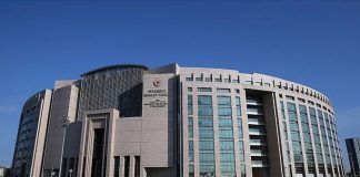 Dijital dönüşümün hız kazanmasıyla birlikte kamu hizmetlerinde teknoloji odaklı uygulamalar her geçen gün daha fazla yaygınlaşmaktadır. Bu değişimden en çok etkilenen alanlardan biri de yargı sistemi olmuştur. Günümüzde adliyeler, elektronik belge yönetiminden çevrim içi başvuru sistemlerine, dijital arşivlerden güvenlik teknolojilerine kadar birçok yeniliği bünyesinde kullanmaktadır. Böylece hem vatandaşların adalet hizmetlerine erişimi kolaylaşmakta hem de yargı süreçlerinin daha hızlı ve verimli şekilde yürütülmesi mümkün hale gelmektedir. Adliyelerde teknolojik yenilikler, modern hukuk sisteminin gelişiminde önemli bir yere sahip olmaya devam etmektedir. Konulu bir haber görseli.