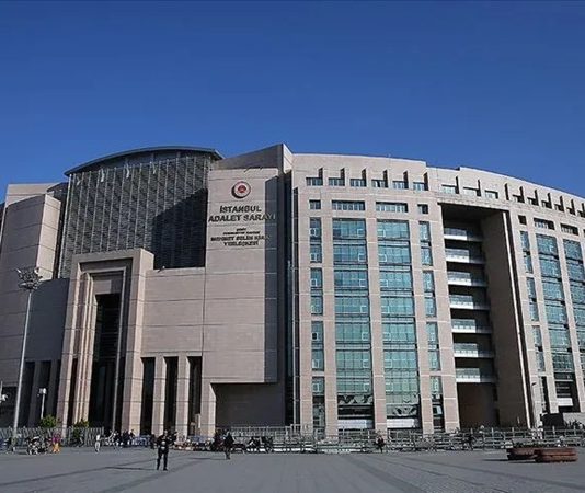 Dijital dönüşümün hız kazanmasıyla birlikte kamu hizmetlerinde teknoloji odaklı uygulamalar her geçen gün daha fazla yaygınlaşmaktadır. Bu değişimden en çok etkilenen alanlardan biri de yargı sistemi olmuştur. Günümüzde adliyeler, elektronik belge yönetiminden çevrim içi başvuru sistemlerine, dijital arşivlerden güvenlik teknolojilerine kadar birçok yeniliği bünyesinde kullanmaktadır. Böylece hem vatandaşların adalet hizmetlerine erişimi kolaylaşmakta hem de yargı süreçlerinin daha hızlı ve verimli şekilde yürütülmesi mümkün hale gelmektedir. Adliyelerde teknolojik yenilikler, modern hukuk sisteminin gelişiminde önemli bir yere sahip olmaya devam etmektedir. Konulu bir haber görseli.